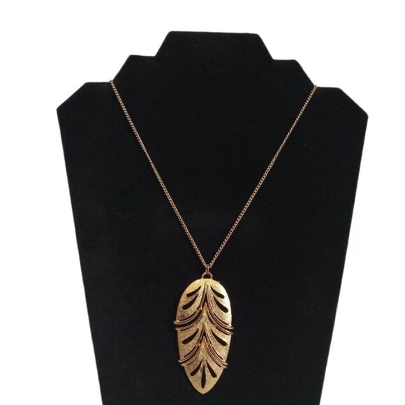 Avon Gold Toned Metal Single Strand Large Oversized Hinged Leaf Pendant Necklace - Picture 1 of 10